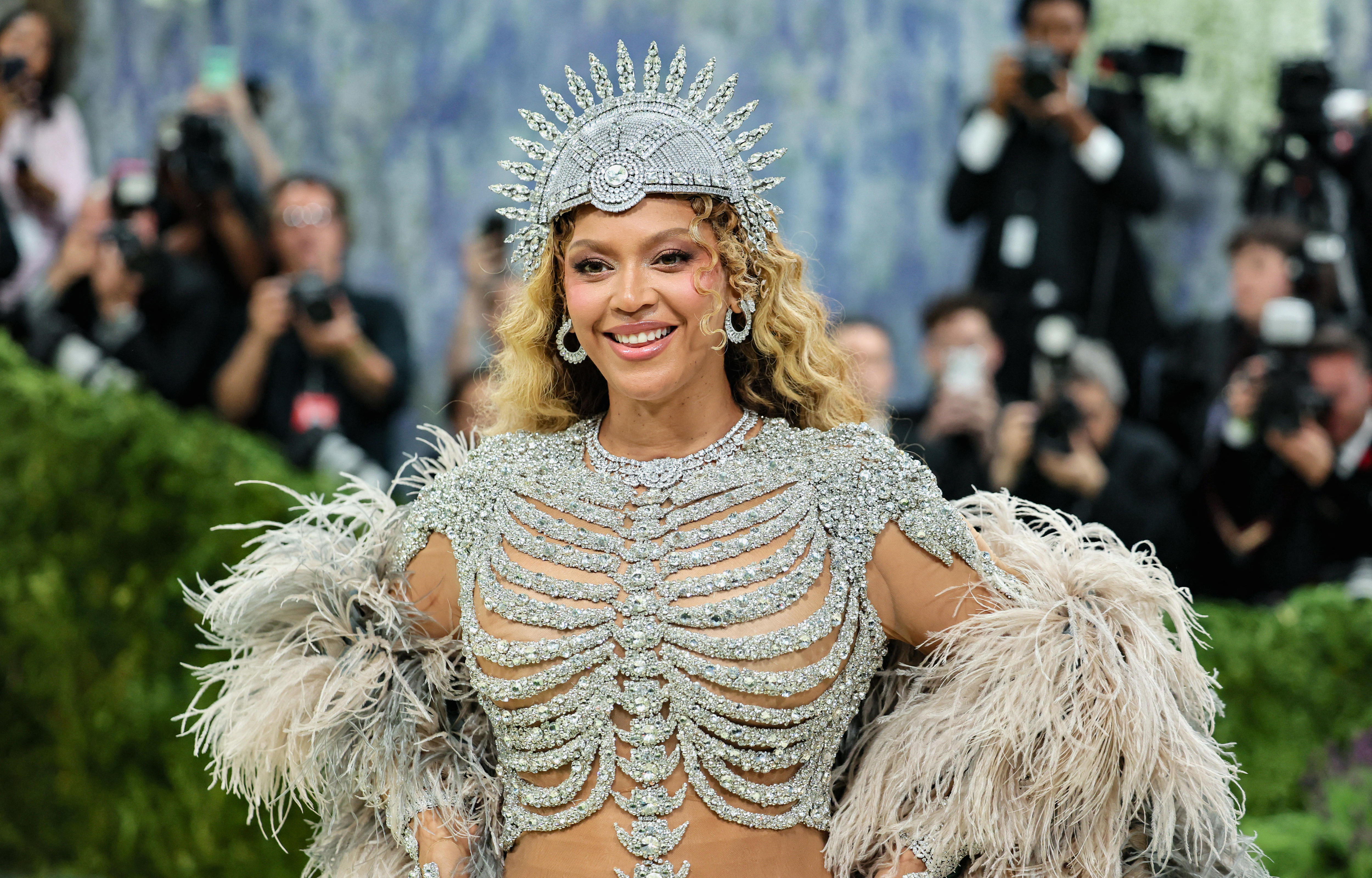 Met Gala 2026 red carpet: Beyoncé, Heidi Klum, Doja Cat, Bad Bunny and ...