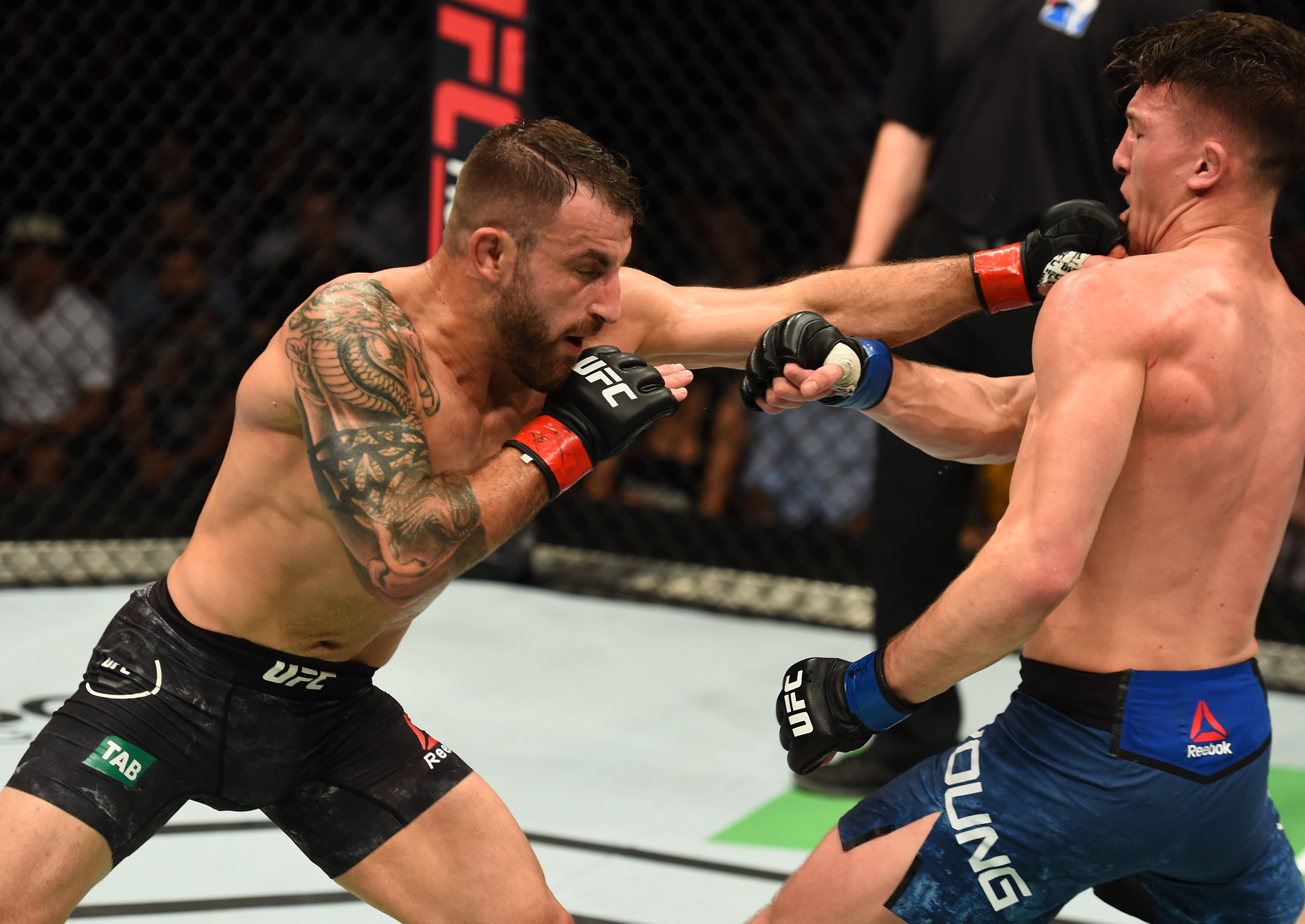 Alex Volkanovski golpea a Shane Young durante su pelea en UFC 2017