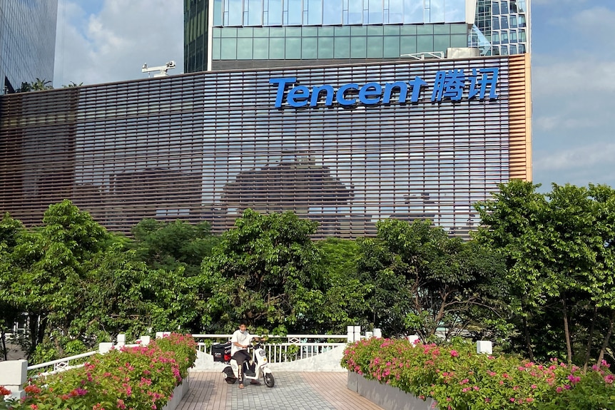 深圳是中国新一线城市，坐落着多家高科技公司。