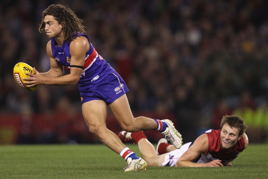 Luke Dauhlhaus running with the ball for the Western Bulldogs