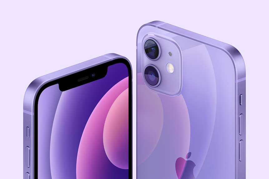 Dwa iPhone'y Apple są wykonane z fioletowych materiałów. 