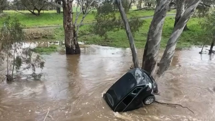 Child missing in floods after cars swept away in NSW Central West