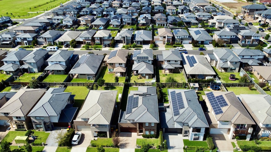 Demande aux propriétaires de faire face à l’installation solaire obligatoire pour les locataires alors que la fracture énergétique s’élargit