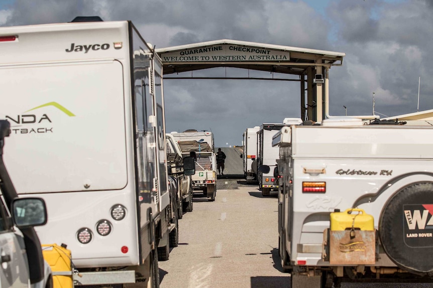 Une file de voitures, de caravanes et de camions au point de contrôle frontalier de l'ouest de l'Australie à Eucla.