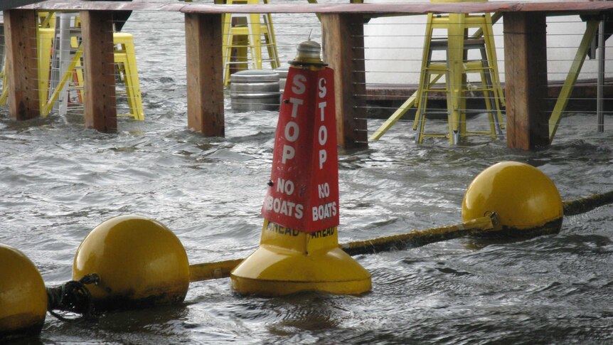 Stop no boats sign on flooded Yarra River