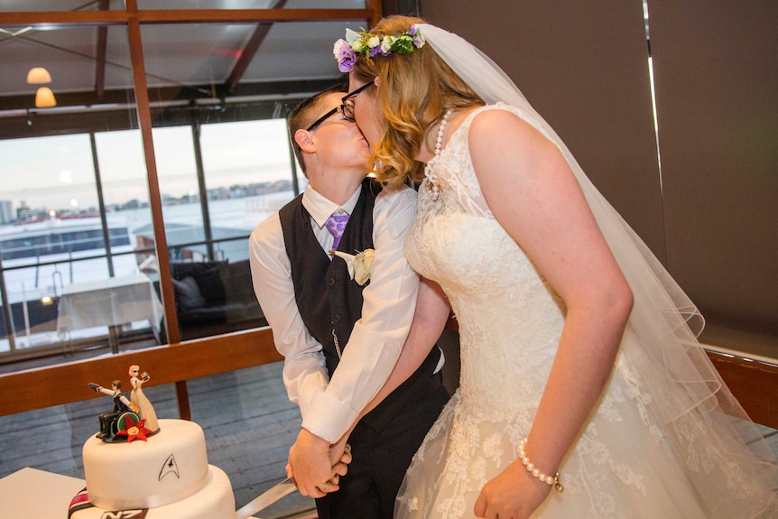 Suzie (l) and Samantha Day-Davies cut their wedding cake 7 October 2015