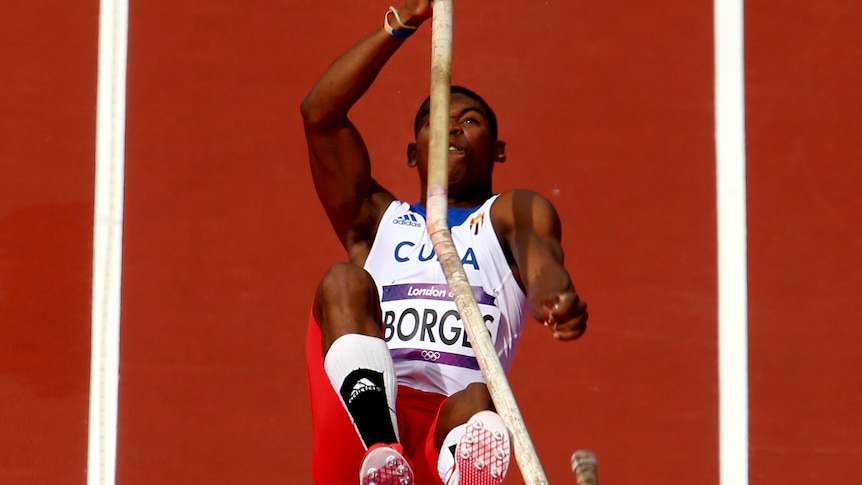 Lazaro Borges escapes injury after his pole snaps in pole vault qualification