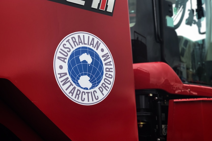 Едър план на логото на Австралийската антарктическа програма върху гигантски трактор.