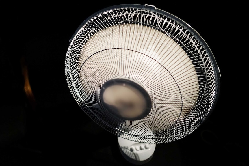 A desk fan.