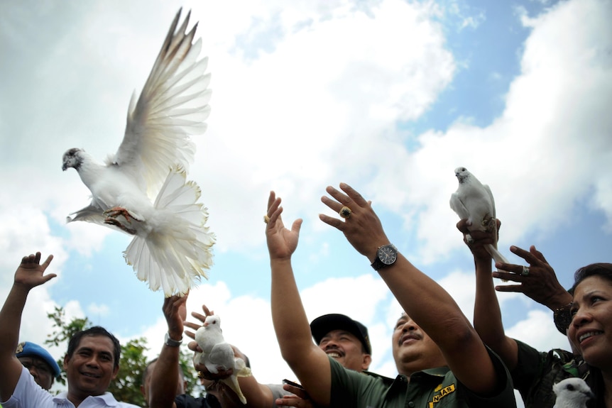 Indonesians release white pigeons in front of a Bali cafe to mark the seventh anniversary of the October 1, 2005 bomb blasts.