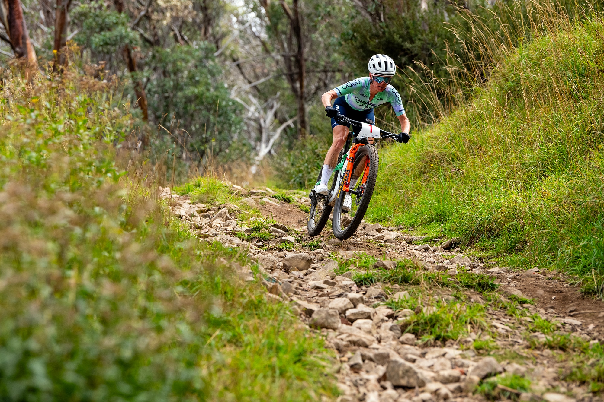 Bec Henderson anda de mountain bike