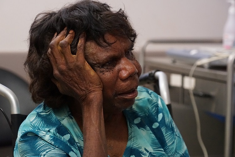 An Indigenous patient talks to Dr Simon Quilty.