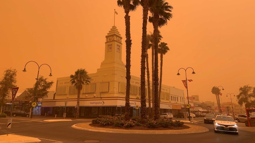 Orange skies in Mildura's main street from a dust storm
