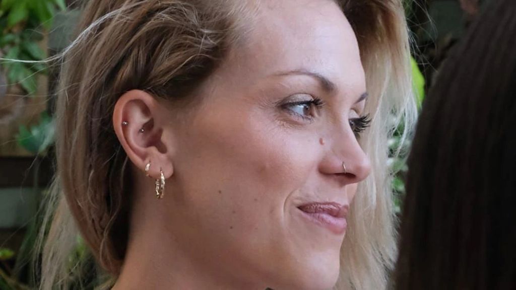 Una foto proporcionada de una mujer rubia sonriendo y mirando fuera de cámara.