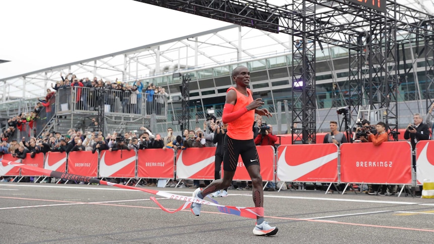 Eliud Kipchoge crosses finish line