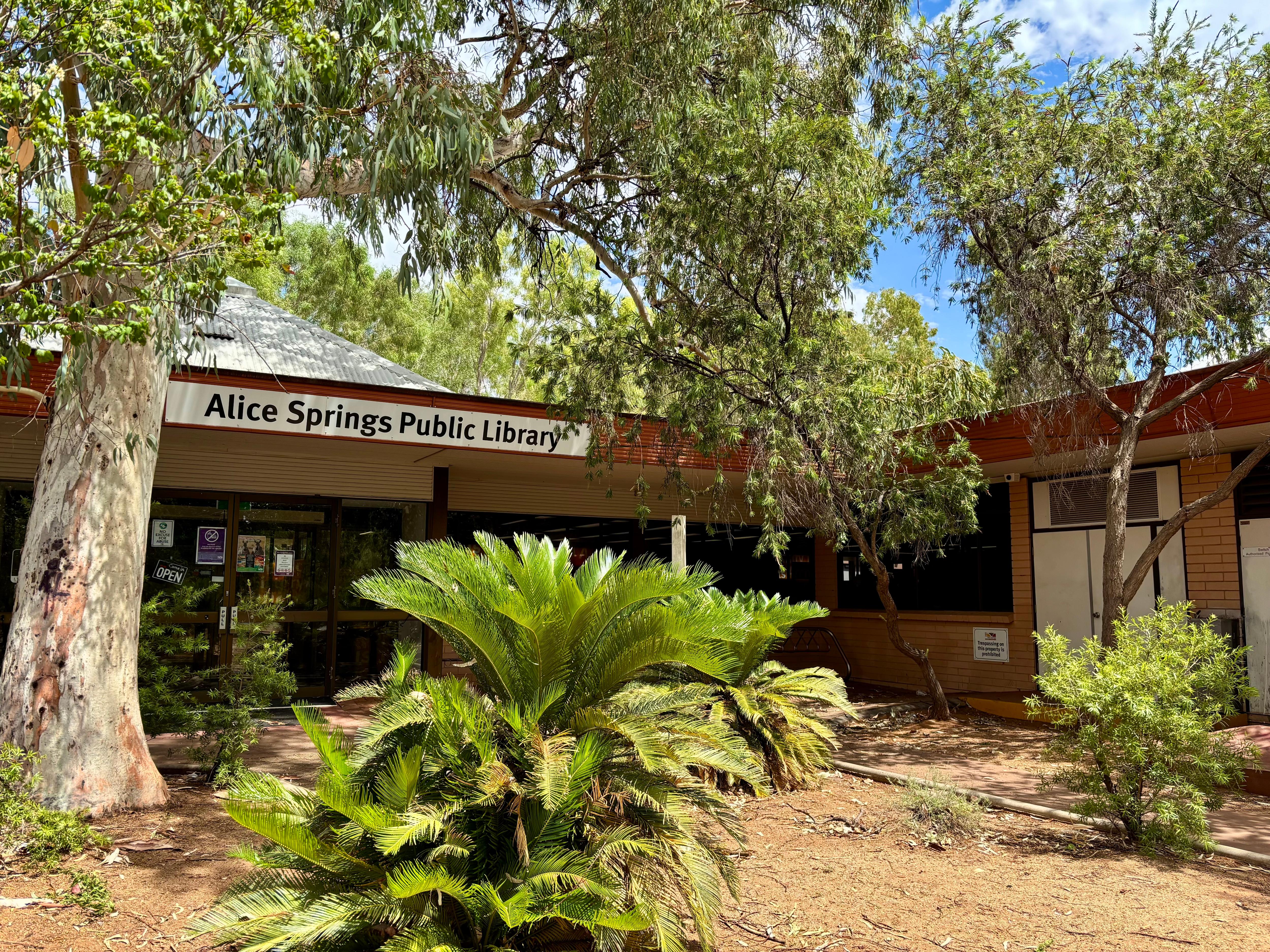 Vegetação exuberante em frente à Biblioteca Pública de Alice Springs 