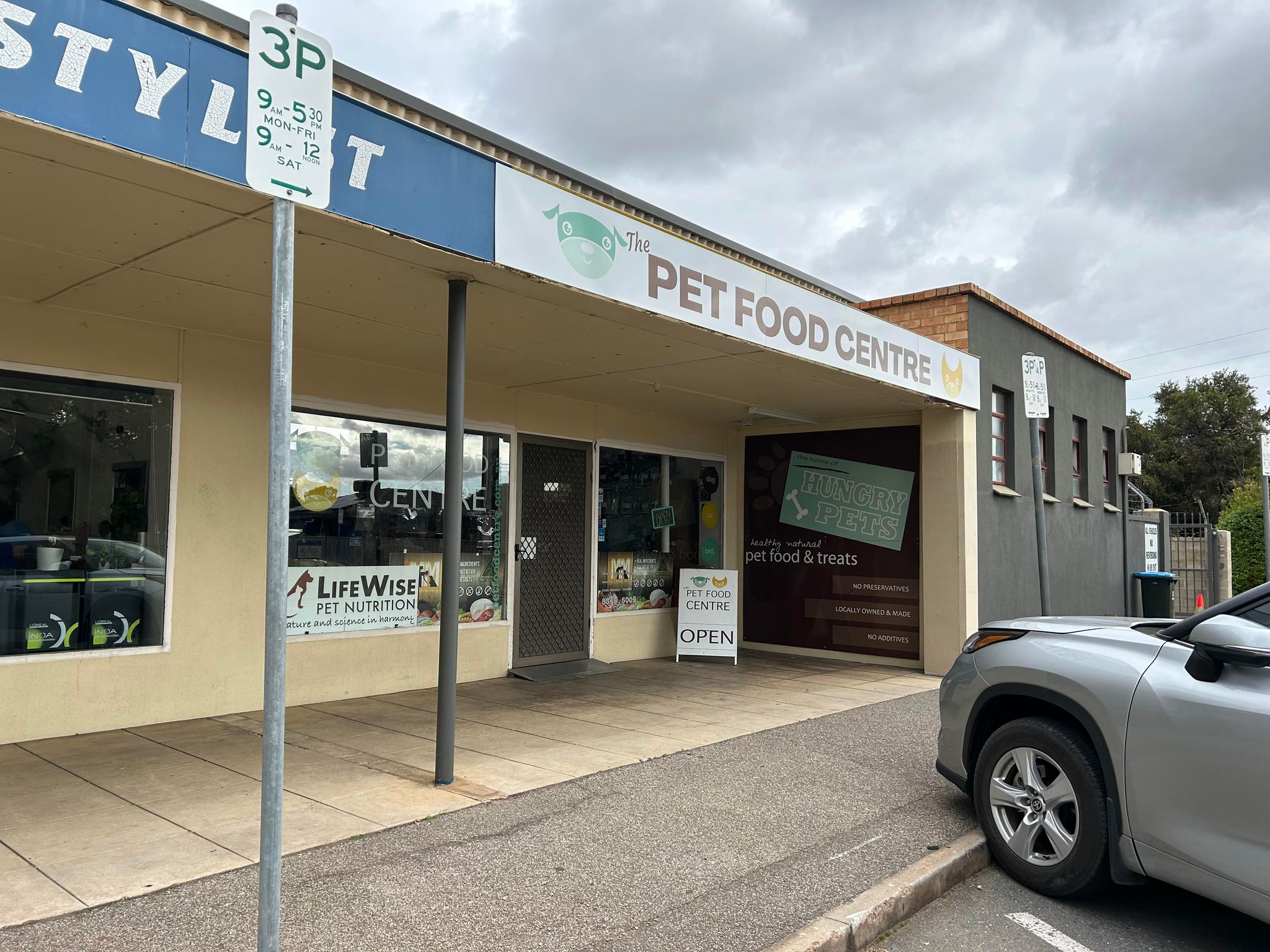 Stolen car with child inside recovered, police search for male suspect