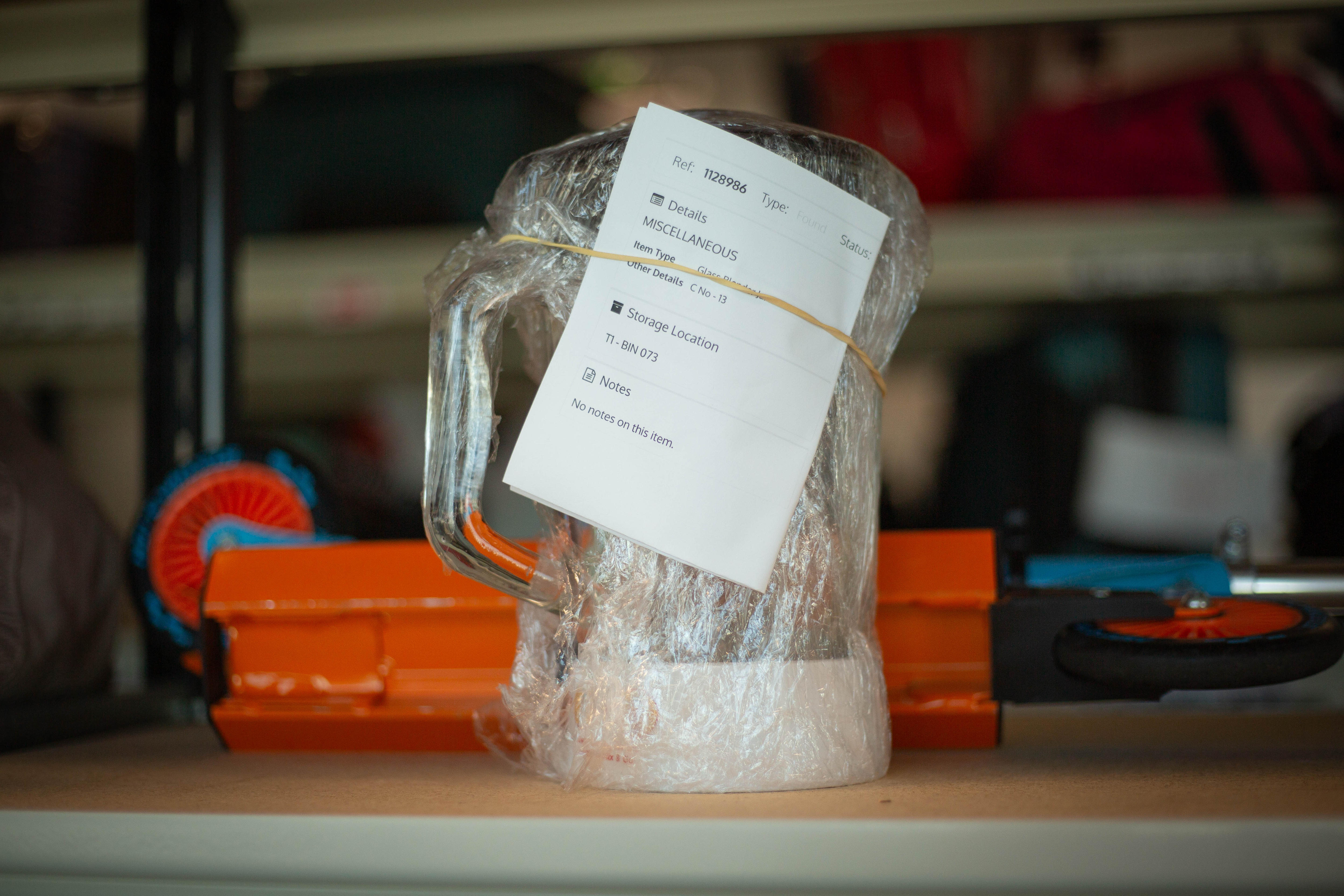 Uma batedeira embrulhada em plástico com papel e elástico.