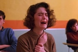 A still of Donna Hayward crying in Twin Peaks.
