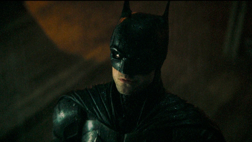 An image from the film The Batman showing Robert Pattison in the costume of the Batman.