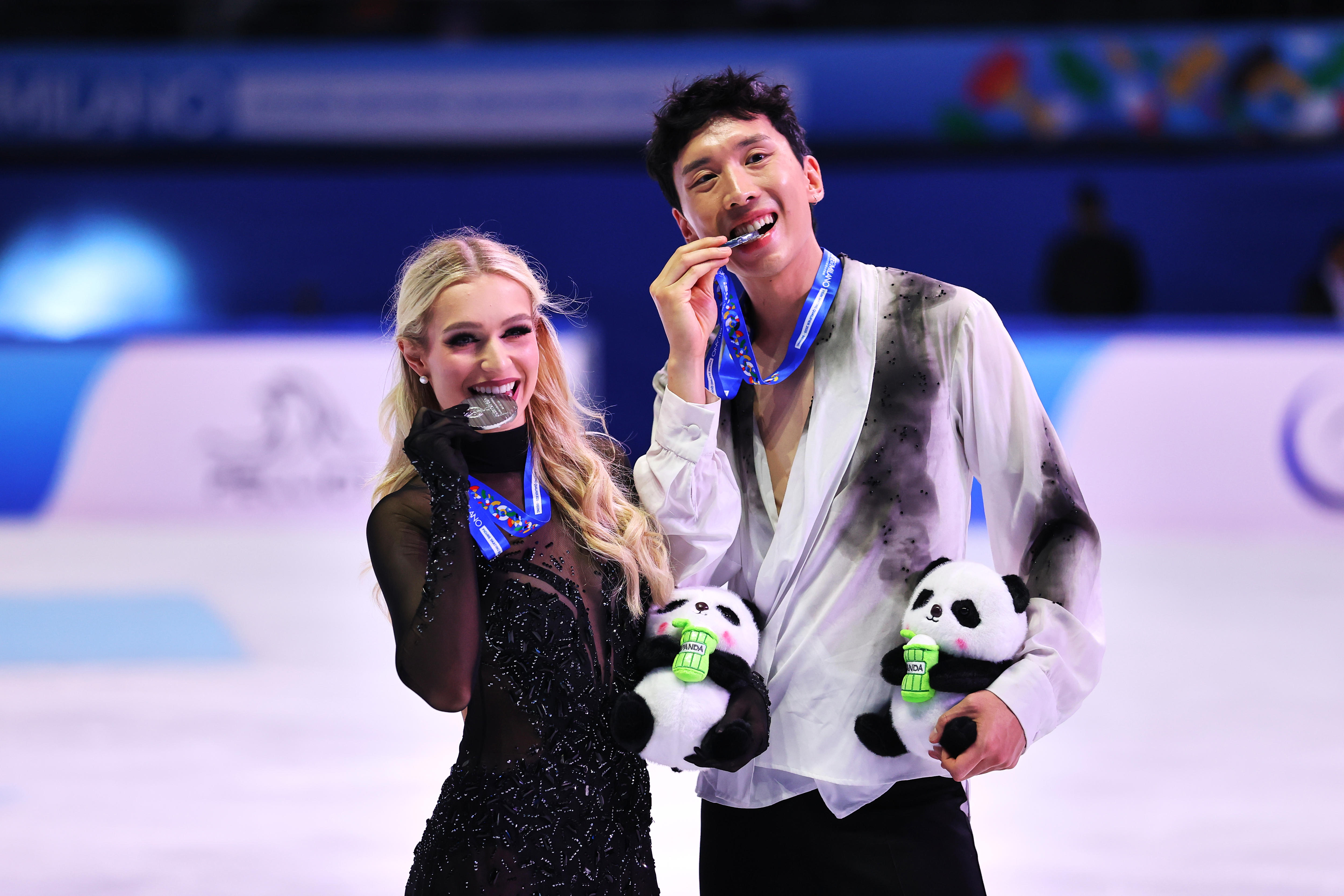 Holly Harris e Jason Chan mordem suas medalhas