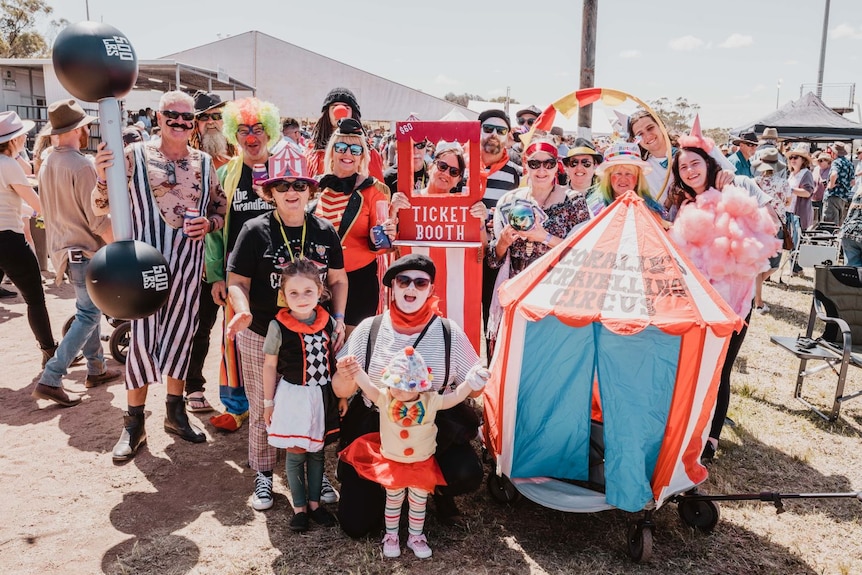 Un groupe de fêtards vêtus de tenues de cirque profite de l'atmosphère des Kulin Bush Races