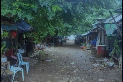 Сельская местность Мьянмы с хижинами.