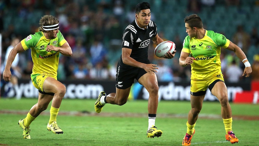 New Zealand's Rieko Ioane (C) scores a try against Australia on day one of the 2016 Sydney 7s.