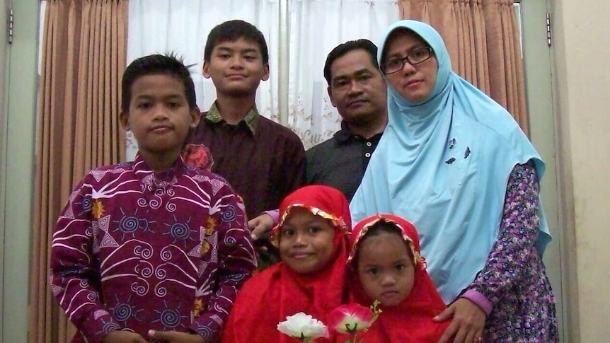 Family Dita Oepriarto, Puji Kuswati and their four children