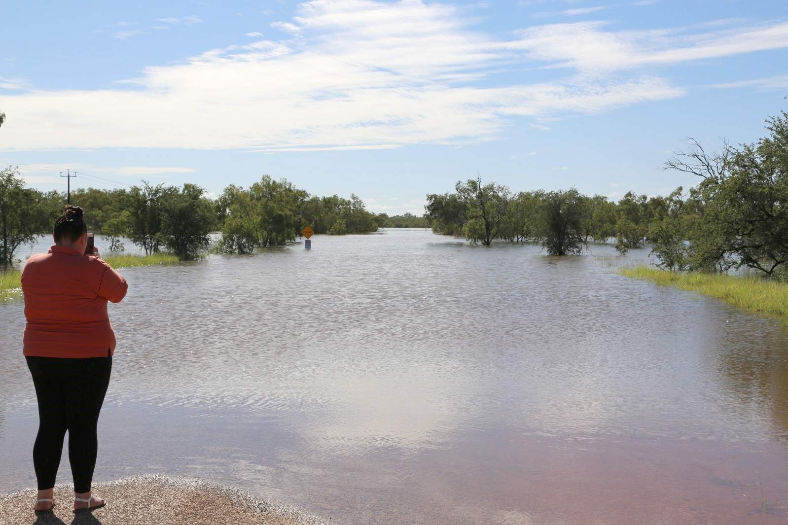 WA floods Homes evacuated in Fitzroy Crossing as aerial food drops