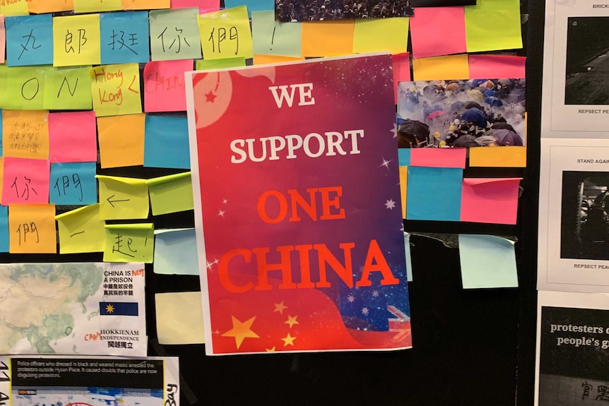 UTS校园墙上支持香港和支持中国的字条