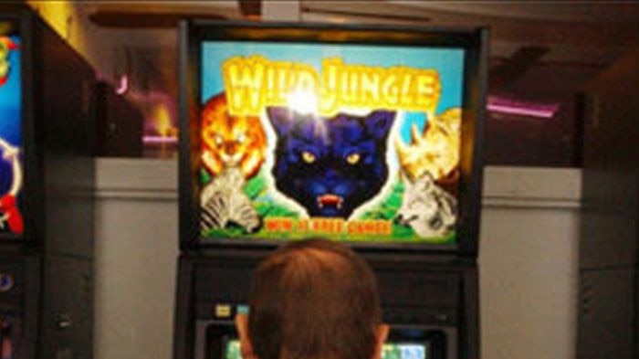 A punter playing the poker machines in a Sydney club. (AAP, Mick Tsikas, file photo)