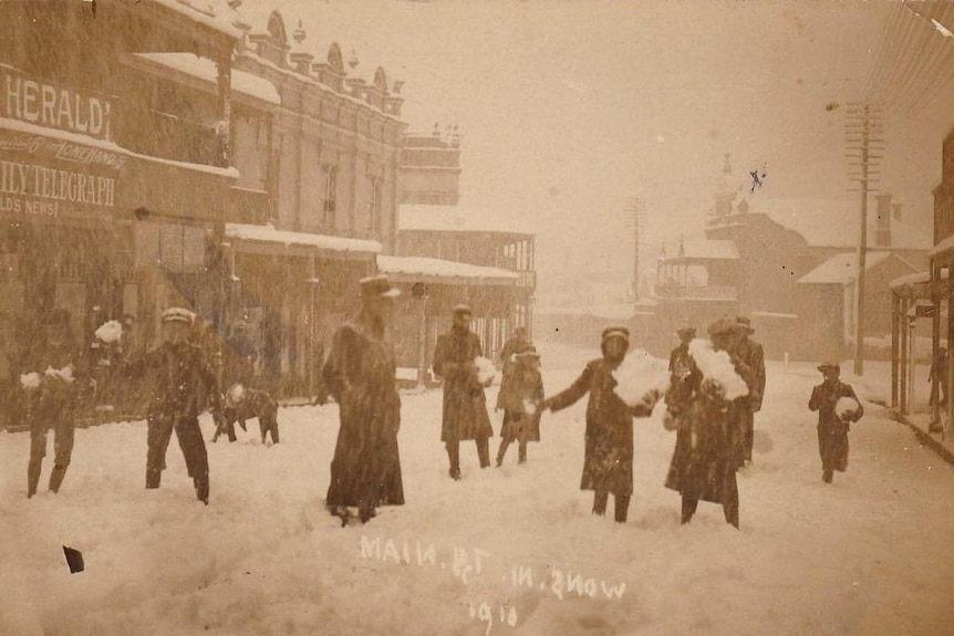 Lithgow following heavy snowfall in July 1910. 