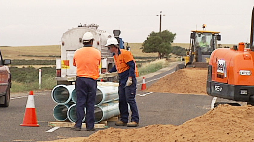 Workers laying the pipeline (file photo)