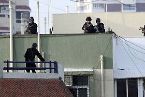 After reppelling from a helicopter, commandos prepare to attack from the rooftop of the Mumbai Jewish centre (AFP: Prakash Si...