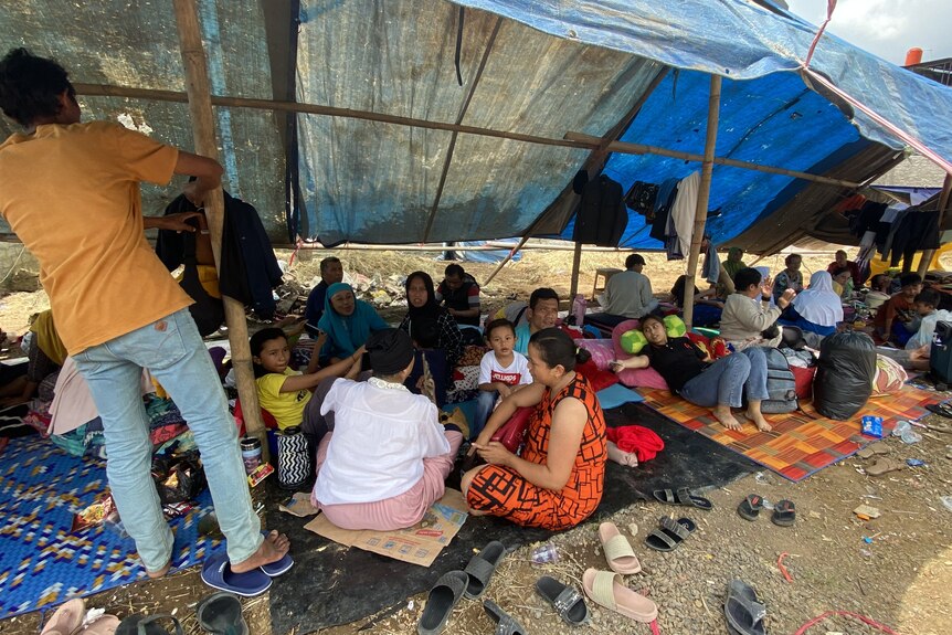 数十人躲在用竹子和防水布搭建的避难所里。 