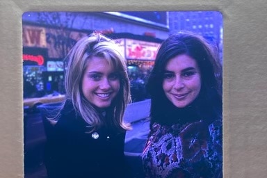 Une vieille photo de deux jeunes femmes souriantes.