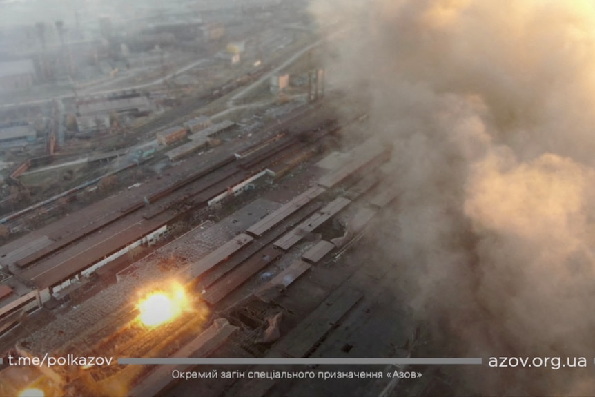 Промышленный комплекс окутан дымом после падения бомб на Мариуполь, 22 марта 2022 года.