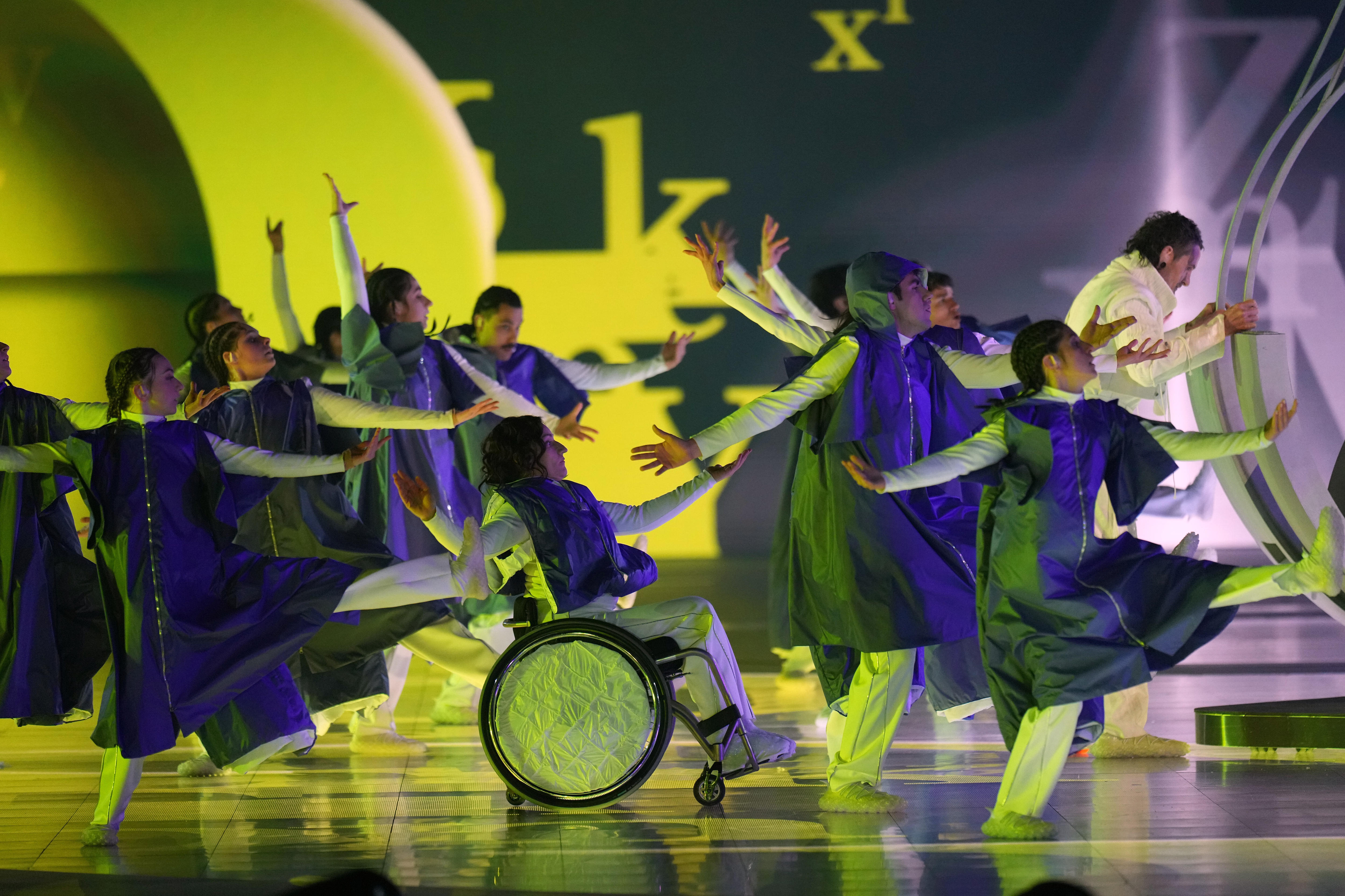 Artistas participam da cerimônia de abertura das Paraolimpíadas de Inverno de 2026.