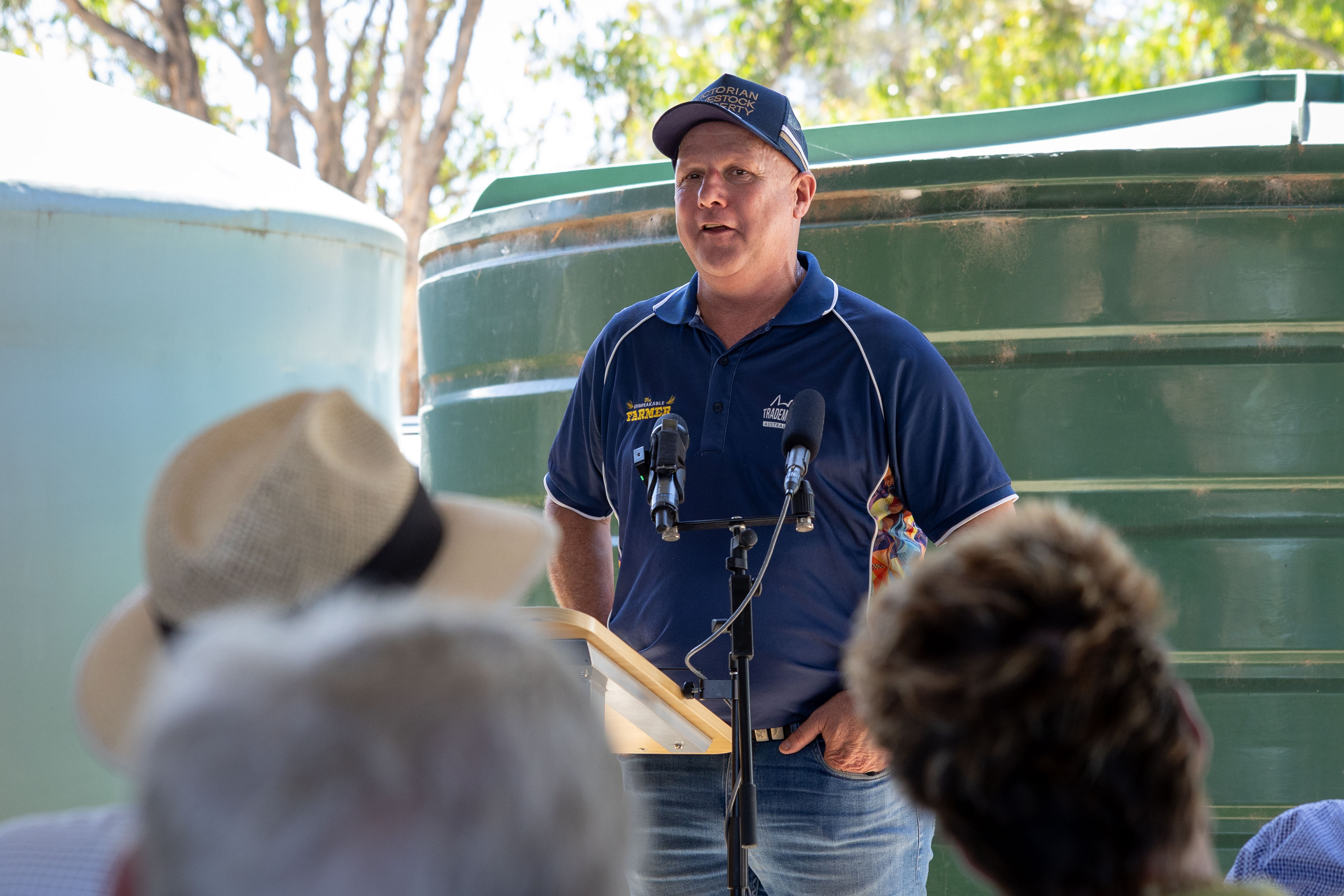 Un hombre habla ante una multitud.