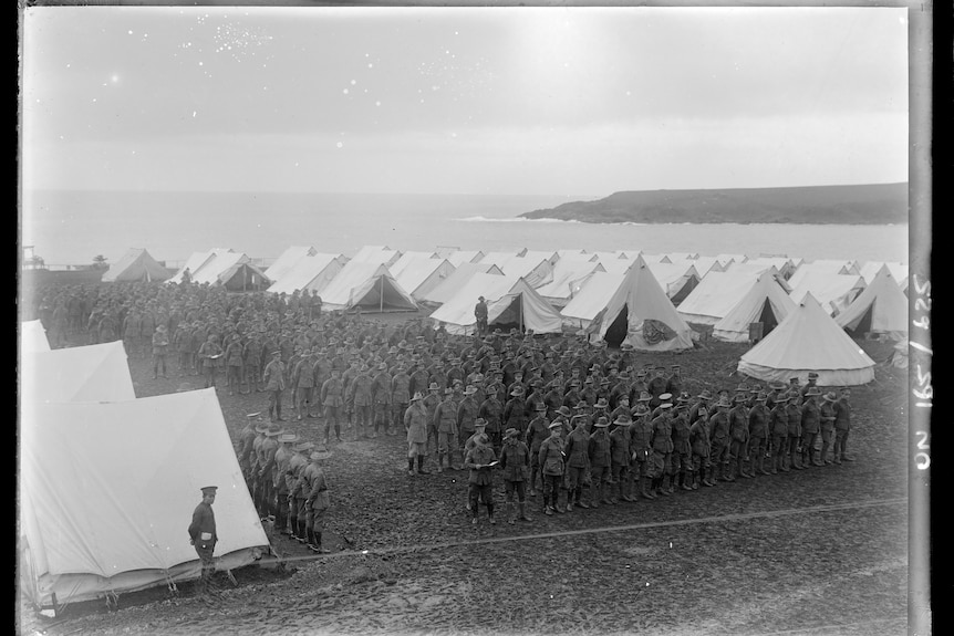 A black-and-white photo of soldiers training at a showground during the First World War.