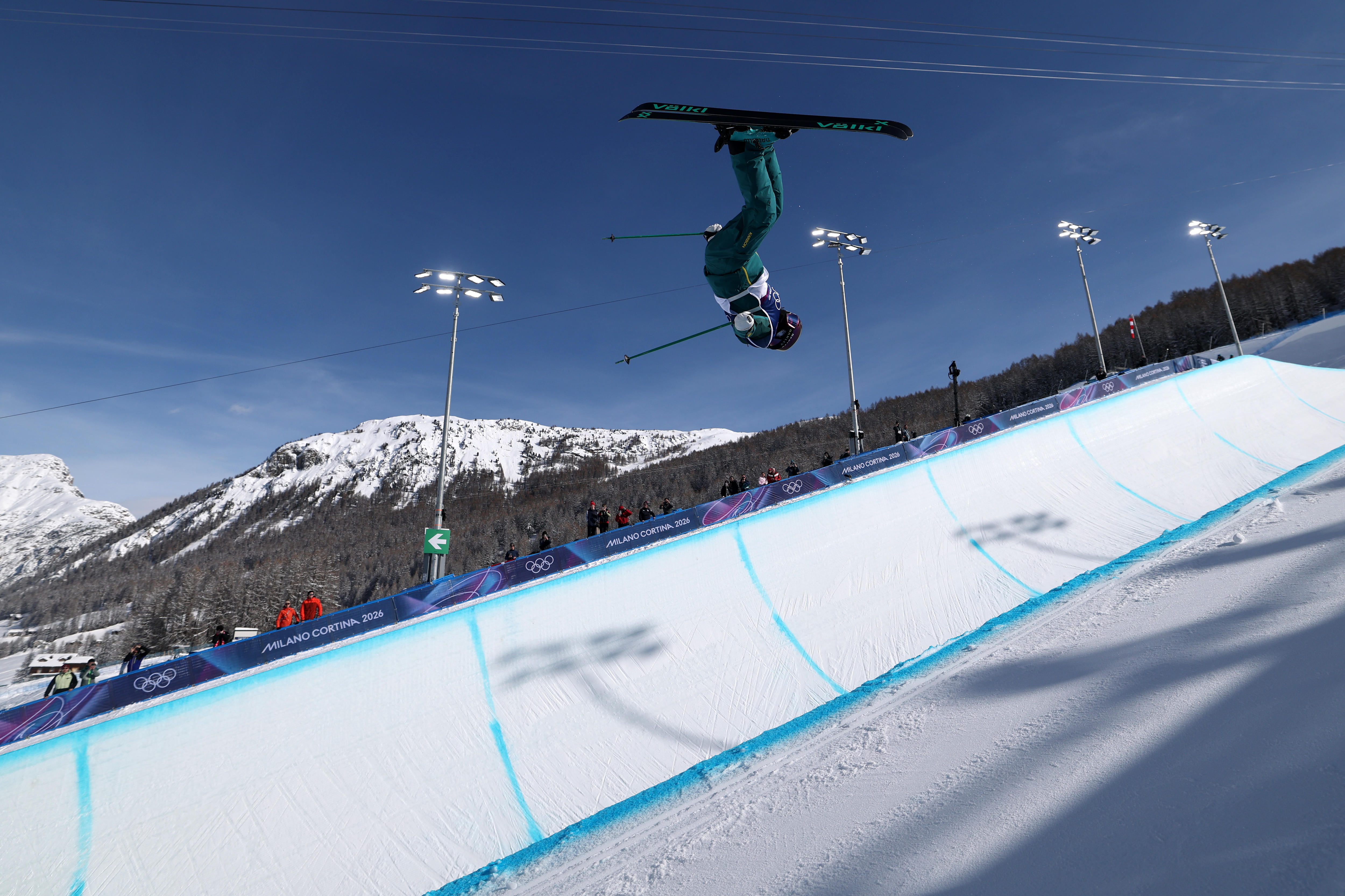 Indra Brown de cabeça para baixo enquanto salta do cano