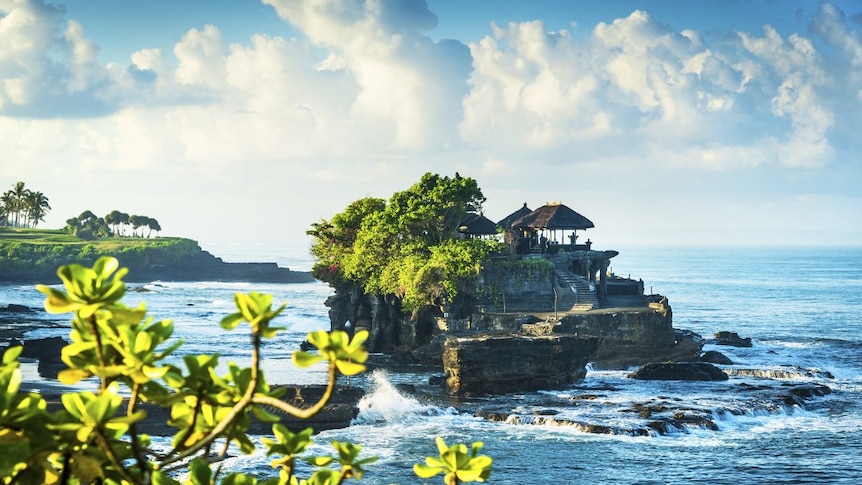 Salah satu lokasi wisata utama Bali, Pura Tanah Lot kembali bisa dikunjungi wisatawan.