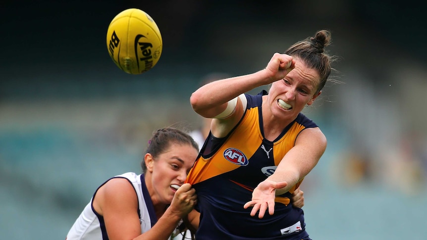 Kara Donnellan handballs while being tackled by Tarnica Golisano