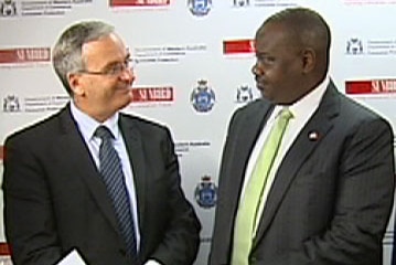 Dom Blackshaw from WA police and Nigerian police commissioner Ibrahim Lamorde