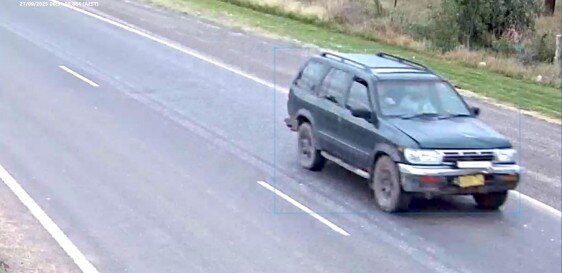 Una carretera de dos carriles por la que circula una camioneta.