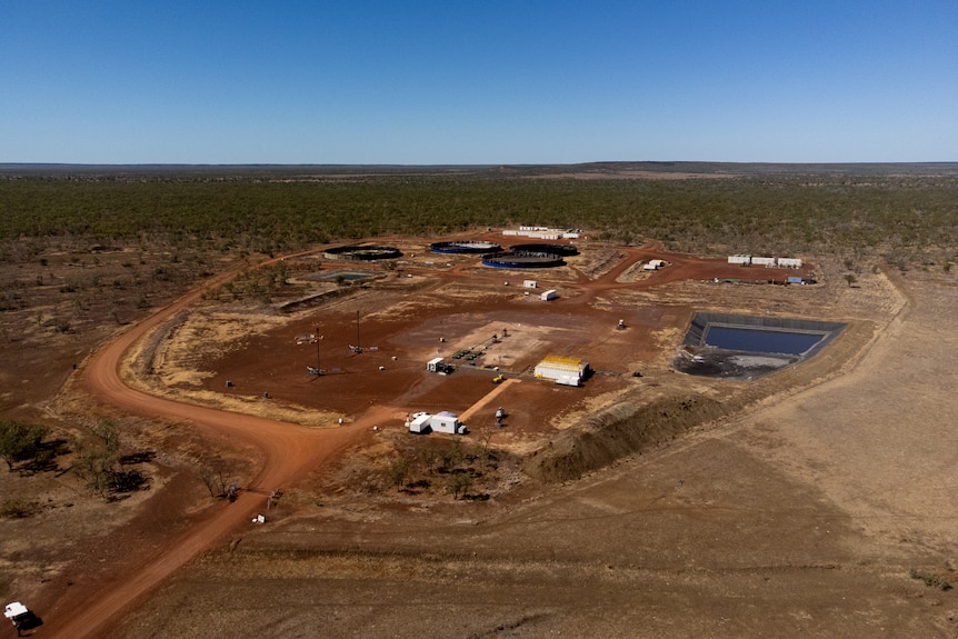 Une vue aérienne d'un site d'exploration de fracturation hydraulique dans le bassin de Beetaloo. 