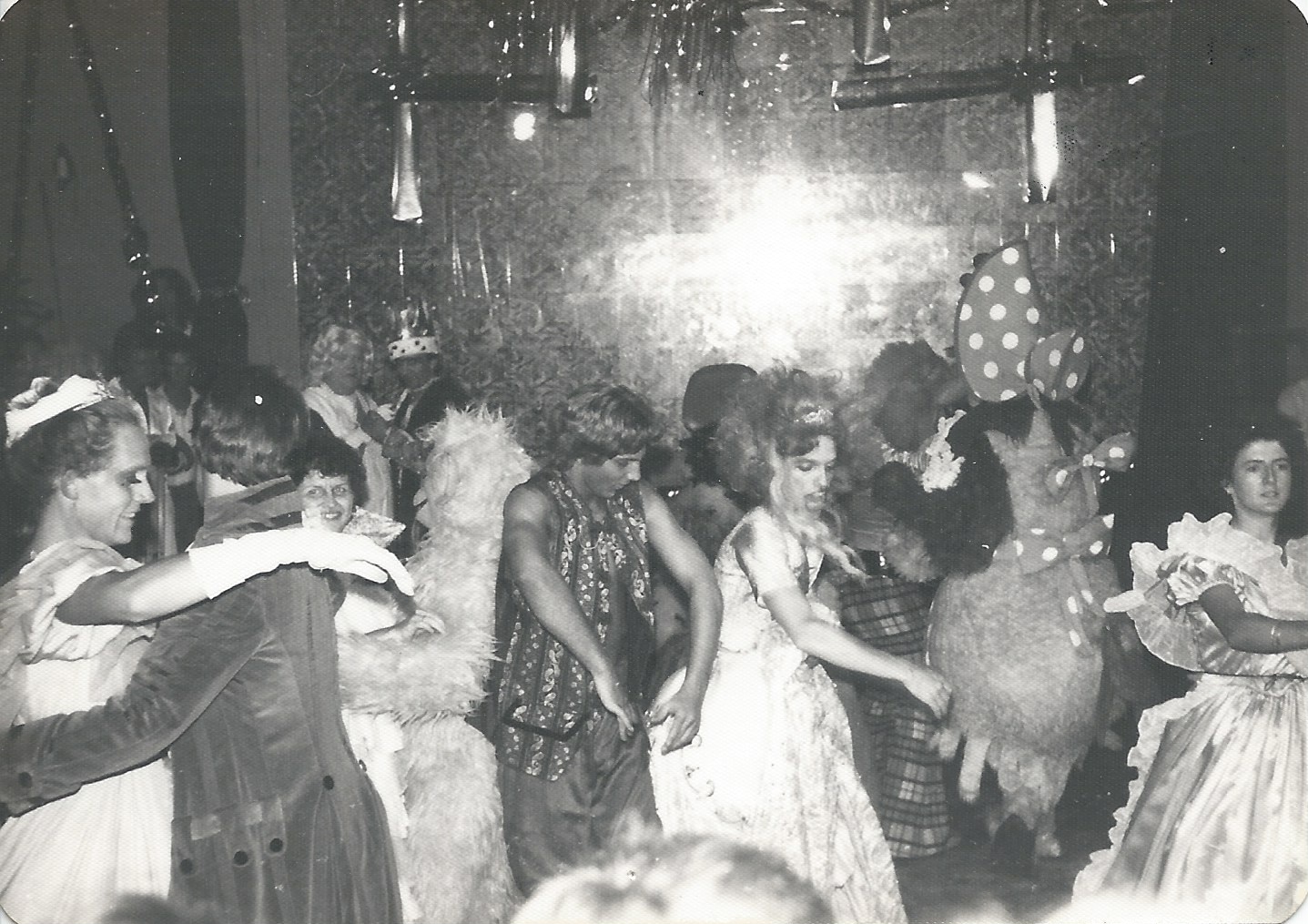 Fotografia em preto e branco de pessoas dançando em uma boate.