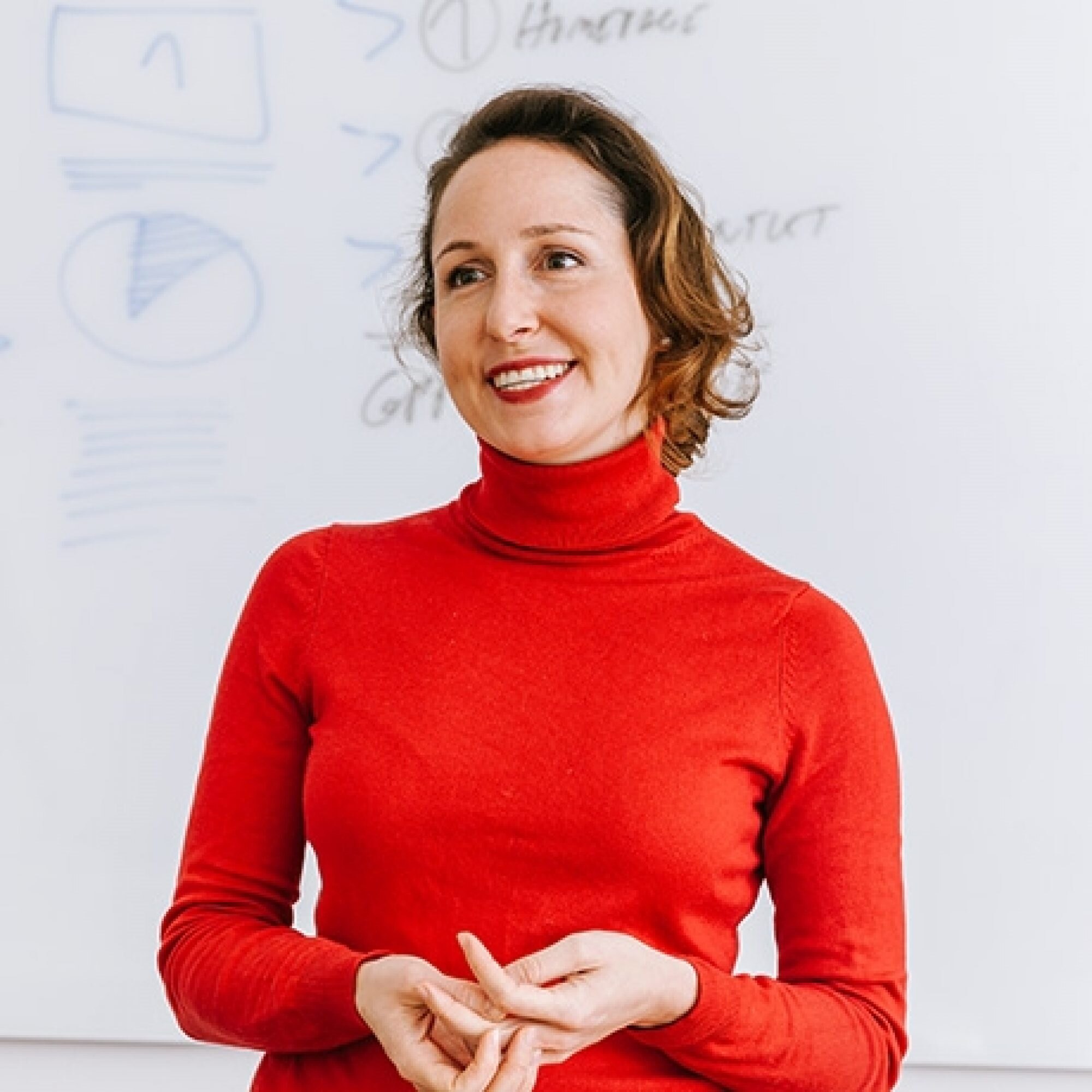 A woman in a red skivi 