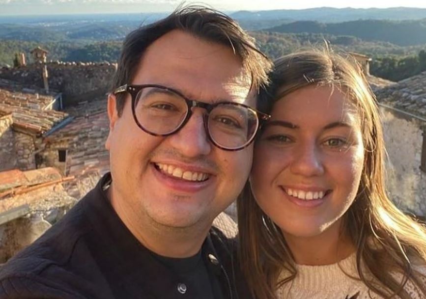 Um homem e uma mulher posando para uma selfie. 